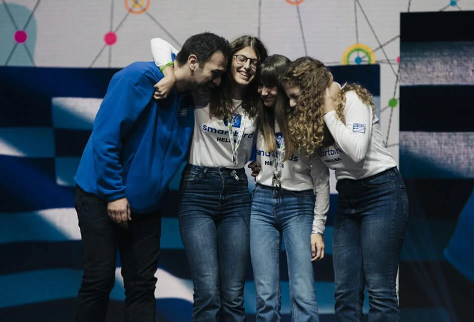 Στόχος του Τμήματος Αγωνιστικής Εκπαιδευτικής Ρομποτικής για το Γυμνάσιο είναι η δημιουργία περιβάλλοντος ανταγωνισμού και μάθησης, όπου οι μαθητές μπορούν να αναπτύξουν τις ικανότητές τους, να διασκεδάσουν και να εμπνευστούν από την τεχνολογία και τη δημιουργικότητα.